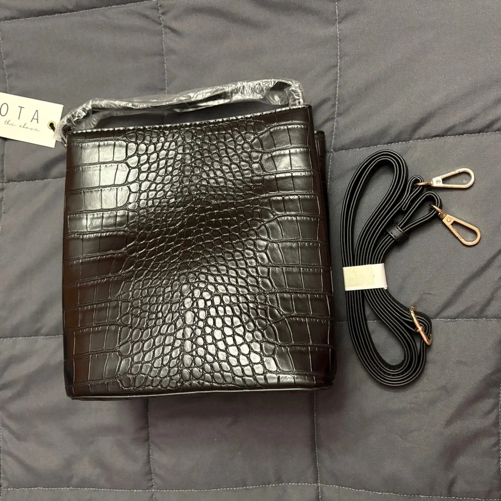 NWT AOTA Elena Vegan Leather Bucket Bag with Detachable Crossbody